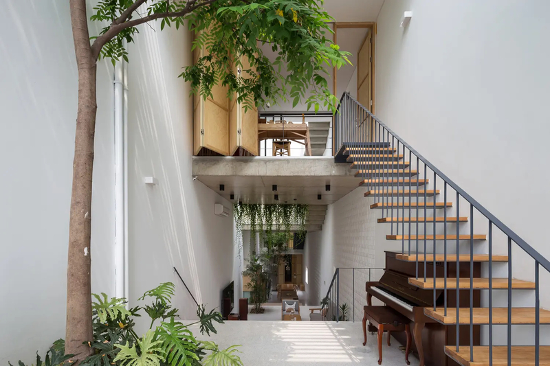 Mẫu thiết kế nội thất nhà phố 5m sử dụng phòng khách có cầu thang
