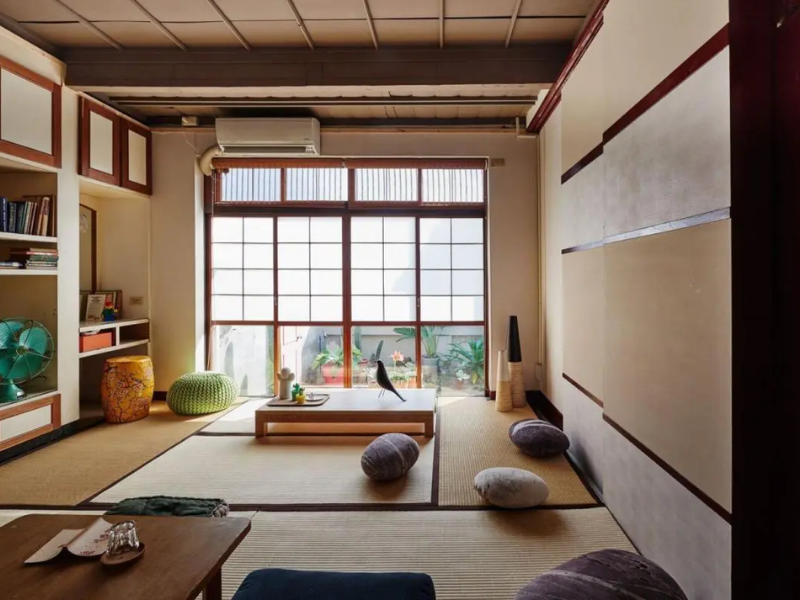 Chiếu Tatami trải sàn thường xuất hiện khá phổ biến trong thiết kế nội thất phòng khách phong cách Nhật Bản
