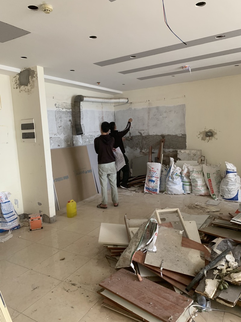 Hình ảnh các anh công nhân đang thi công nội thất chung cư tại Hà Nội phần thô