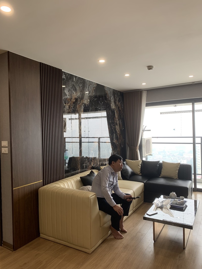 Hình ảnh chủ nhà hài lòng sau khi nhận bàn giao dự án thi công nội thất chung cư tại Hà Nội