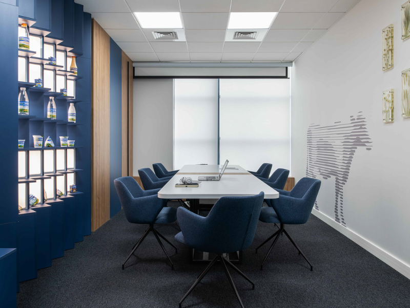 Có thể chọn loại bàn dài dọc theo chiều dài căn phòng cho phòng họp nhằm tận dụng tối đa diện tích